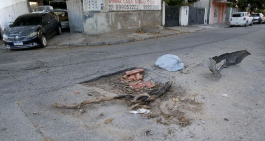 Buraco na rua Padre &acirc;ngelo com Jos&eacute; Peixoto Siqueira 