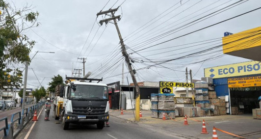 Estrutura de poste quebra e corre risco de queda na Avenida 28 de Mar&ccedil;o, em Campos