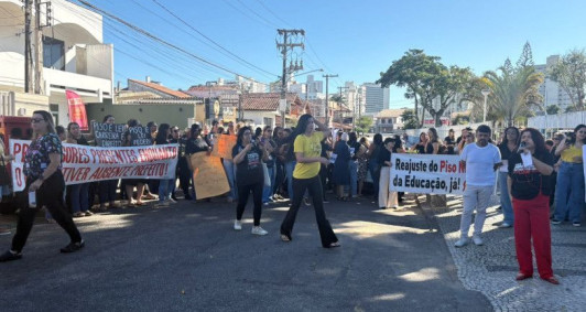 Manifesta&ccedil;&atilde;o dos professores e servidores da rede de ensino municipal de Campos