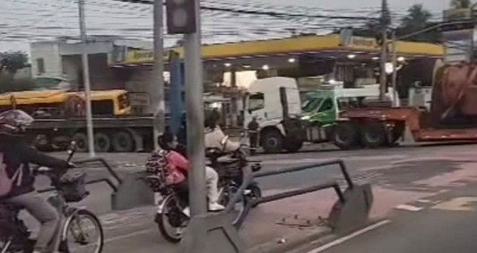 Tr&acirc;nsito bloqueado pela carreta