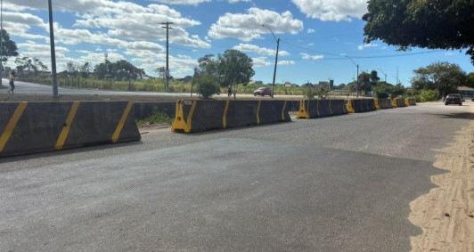 Novas barreiras s�o instaladas no entorno do val�o no Parque Rodovi�rio, em Campos