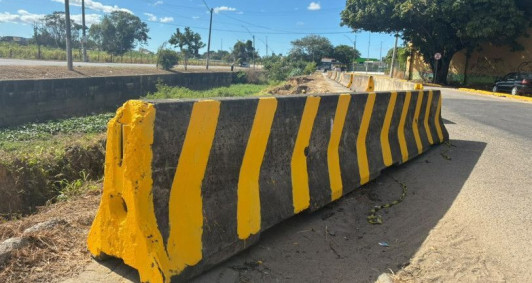 Novas barreiras s�o instaladas no entorno do val�o no Parque Rodovi�rio, em Campos