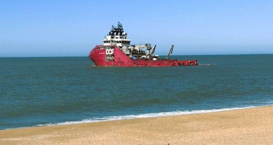 A embarca&ccedil;&atilde;o est&aacute; encalhada no local desde 15 de maio