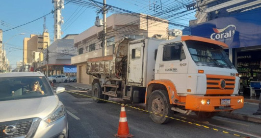 Rua Tenente Coronel Cardoso segue parcialmente interditada no trecho que faz cruzamento com a Rua Carlos Lacerda