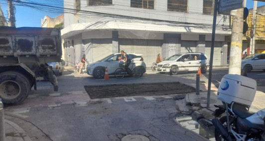 Rua Tenente Coronel Cardoso segue parcialmente interditada no trecho que faz cruzamento com a Rua Carlos Lacerda