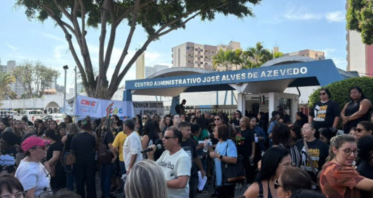 Profissionais da rede municipal de ensino voltam a protestar em frente a Prefeitura de Campos 