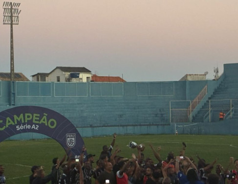 Jogadores do Americano levantam a ta&ccedil;a do Campeonato Carioca A2
