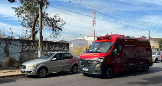 Inc&ecirc;ndio atinge &aacute;rea de vegeta&ccedil;&atilde;o na Avenida 28 de Mar&ccedil;o, em Campos