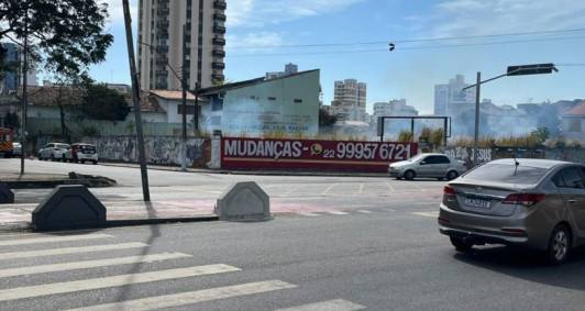 Inc&ecirc;ndio atinge &aacute;rea de vegeta&ccedil;&atilde;o na Avenida 28 de Mar&ccedil;o, em Campos