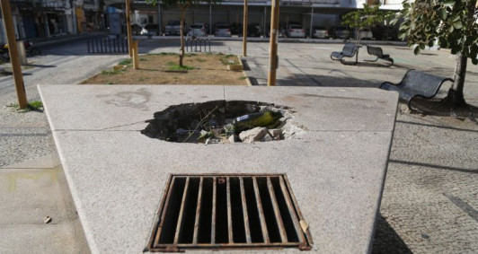 Estrutura onde ficava a est�tua de Tiradentes (Fotos: Rodrigo Silveira)
