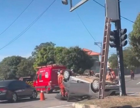 Acidente com carro capotado 