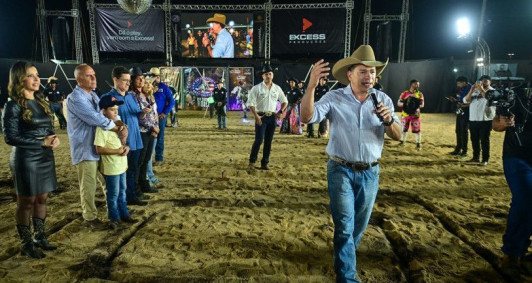 O prefeito Frederico Paes na abertura do rodeio