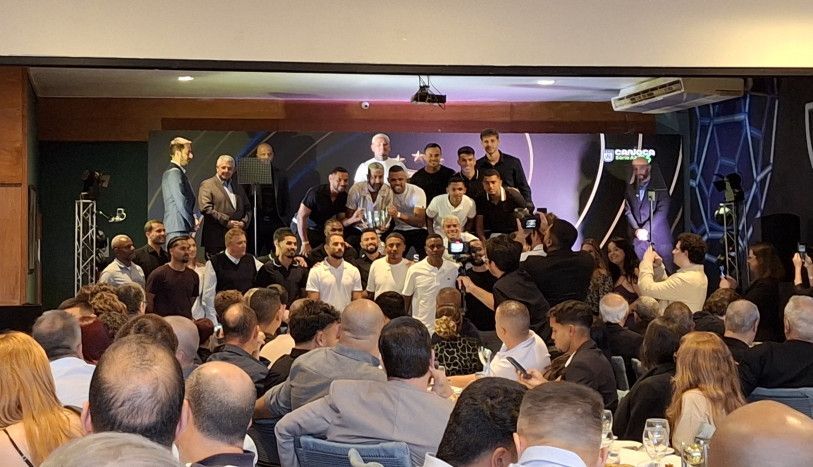 Jogadores alvinegros com o trof&eacute;u da S&eacute;rie A2