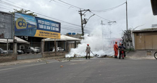 Corpo de Bombeiros apaga as chamas ap&oacute;s manifesta&ccedil;&atilde;o