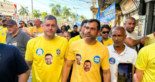 Bruno Dauaire, Rom&aacute;rio e apoiadores em caminhada pelo Centro de Campos