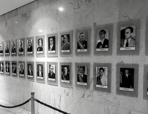Galeria de ex-presidentes no t&eacute;rreo do Pal&aacute;cio do Planalto.