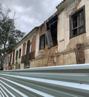 Solar dos Airizes com in&iacute;co das obras de escoramento pela Prefeitura de Campos, foto do in&iacute;cio de 2026