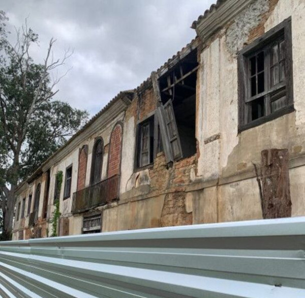 Solar dos Airizes com in&iacute;co das obras de escoramento pela Prefeitura de Campos, foto do in&iacute;cio de 2026