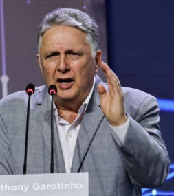 Por unanimidade, TRE-RJ impugna candidatura de Garotinho a governador