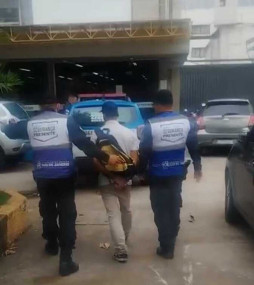 Homem é preso por perseguição e ameaça contra proprietária de loja