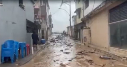 &Aacute;gua invade ruas devido ressaca do mar e assusta moradores em Maca&eacute;