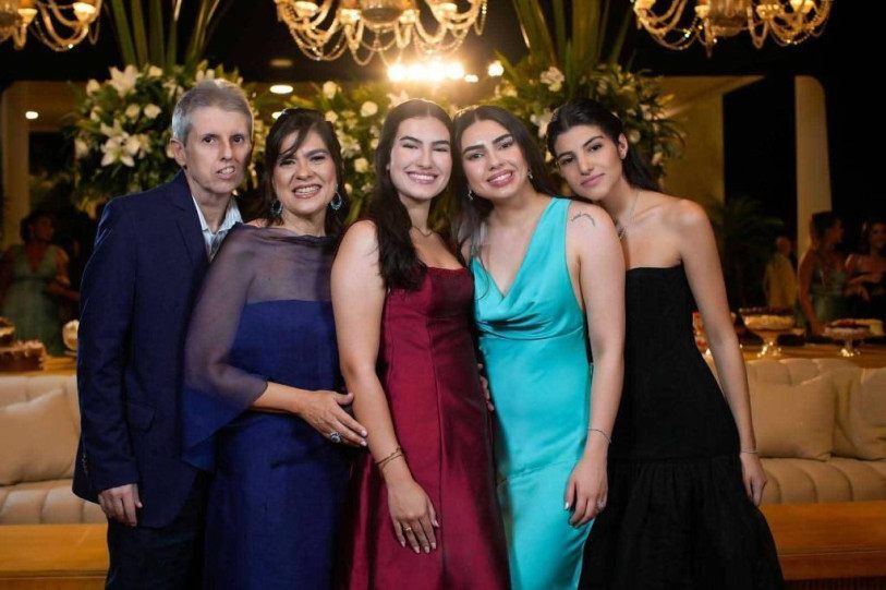 Newton Gomes, a esposa M&aacute;rcia e as filhas Yasmin, Beatriz e Alice