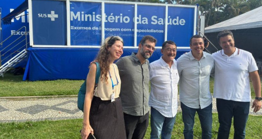 Rodrigo Oliveira (de cinza) foi recebido por autoridades de sa&uacute;de municipais