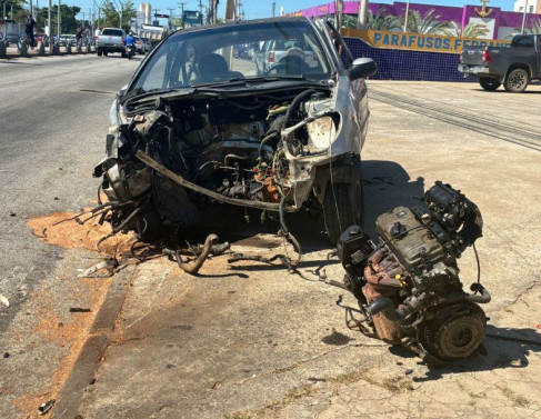 Carro destru&iacute;do com motor que saiu com o impacto
