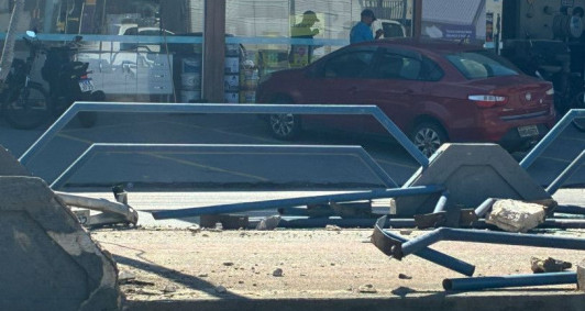 Parte de ciclovia destru&iacute;da