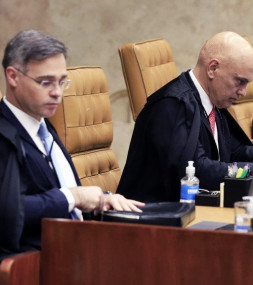 Os ministros Andr&eacute; Mendon&ccedil;a e Alexandre de Moraes em sess&atilde;o plen&aacute;ria do STF  