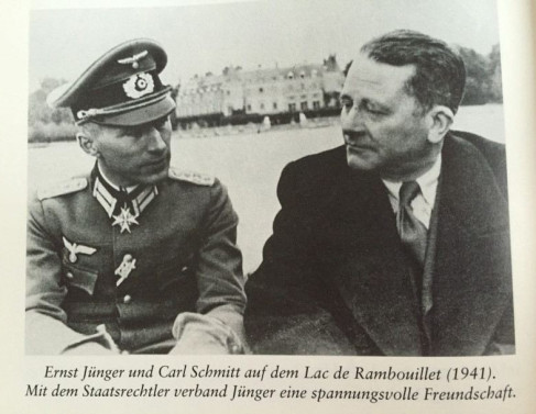 Carl Schmitt (&agrave; direita), em 1941, na Fran&ccedil;a ocupada. O jurista que formulou a distin&ccedil;&atilde;o entre amigo e inimigo colocou sua t&eacute;cnica a servi&ccedil;o do regime que a levou &agrave;s &uacute;ltimas consequ&ecirc;ncias