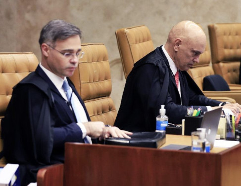 Os ministros Andr&eacute; Mendon&ccedil;a e Alexandre de Moraes em sess&atilde;o plen&aacute;ria do STF  