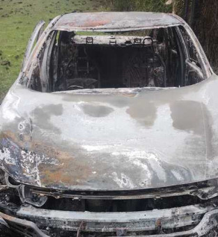 Carro carbonizado encontrado em SJB