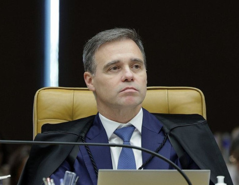 Ministro Andr&eacute; Mendon&ccedil;a