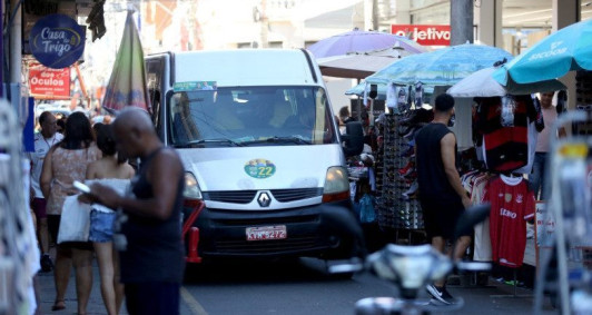 Com espa&ccedil;o ocupado por barracas, van passa com dificuldade pela rua Bar&atilde;o de Amazonas