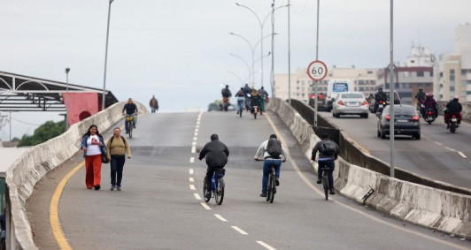 Pedestres e ciclistas realizaram a travessia durante a manh&atilde;