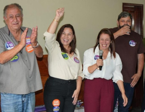 Fernanda em reuni&atilde;o pol&iacute;tica