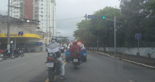 Sem&aacute;foro no cruzamento da Avenida XV de Novembro com a Rua Baronesa da Lagoa Dourada