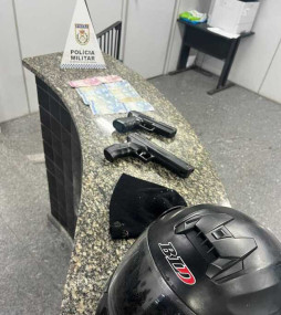 Dupla &eacute; presa com simulacros de arma e moto com sinais de adultera&ccedil;&atilde;o em Campos