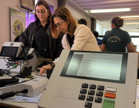 Opera&ccedil;&atilde;o de carga e lacre das urnas em Campos 
