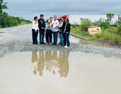 Eduardo Paes e pol&iacute;tico locais na Estrada dos Ceramistas