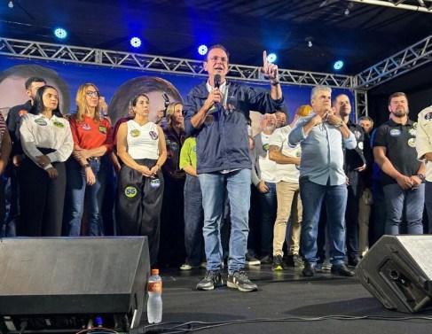 Paes discursou ao lado de lideren&ccedil;as pol&iacute;ticas do interior