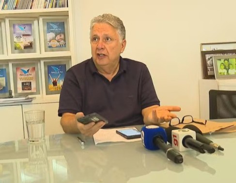 Em live, Garotinho questiona atraso do TRE-RJ
