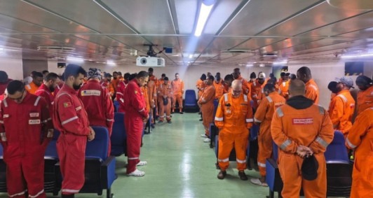 Trabalhadores durante paralisa&ccedil;&atilde;o em plataforma na Bacia de Campos