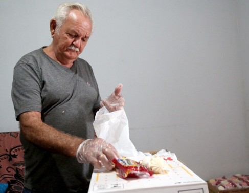 Seu Juca prepara cada saquinho