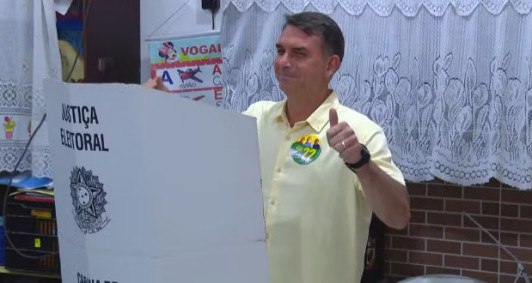 Candidato Fl&aacute;vio Bolsonaro vota na Zona Norte do Rio