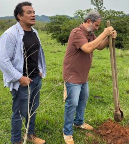 D&eacute;o Garcez declama homenagem