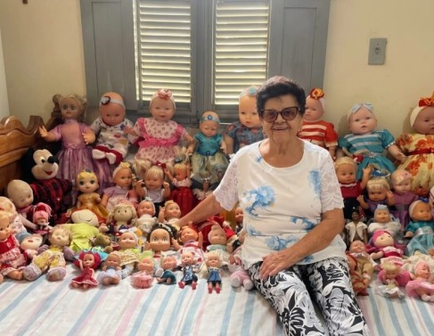 Dona Cacilda e as bonecas que ter&atilde;o novas donas