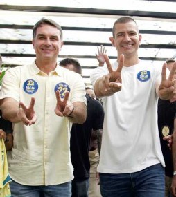 Fl&aacute;vio Bolsonaro e Douglas Ruas em evento no Rio