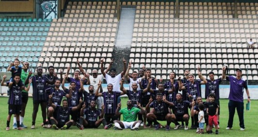 Jogadores e comiss&atilde;o t&eacute;cnica do Campos comemoram vit&oacute;ria em Xer&eacute;m